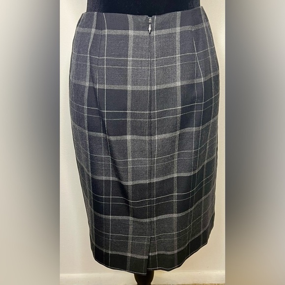 100% wool skirt. Amanda Smith plaid wool skirt, lined. Gray/black size 10 EUC - Picture 3 of 9